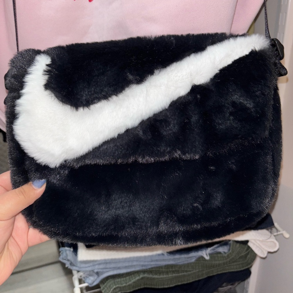 NEW nike fur bag sold out in nike super cute BRAND new
